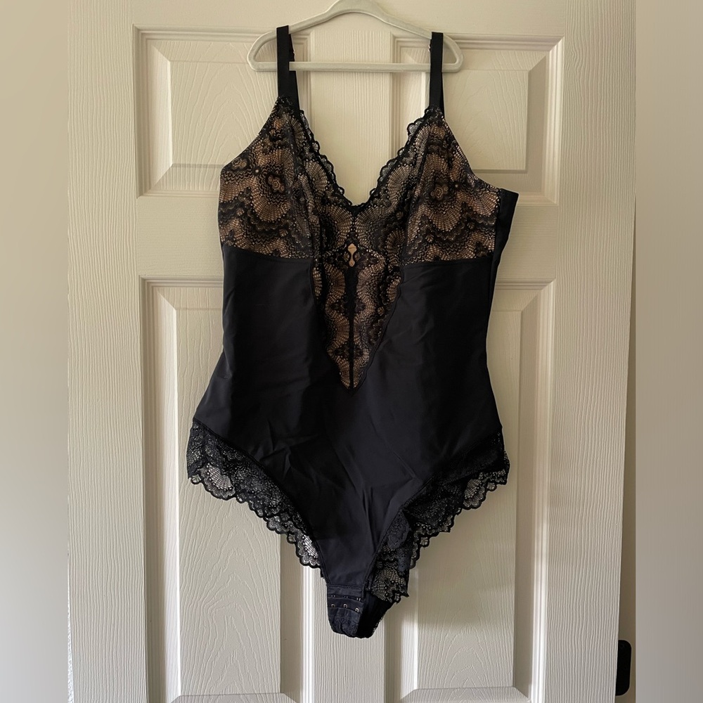 Sculpting Lace Shapewear Bodysuit